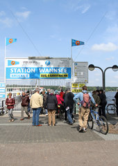 Berlin  Deutschland  Menschen warten an der Anlegestelle Wannsee auf ein Faehrschiff der BVG