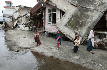 Mingora  Pakistan  Zerstoertes Haus am Ufer des River Swat