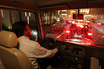 Dubai  Vereinigte Arabische Emirate  schlechte Sicht im Strassenverkehr bei Nacht