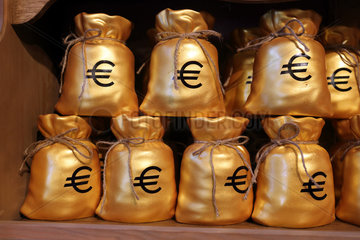 Potsdam  Deutschland  goldene Saecke mit Euro-Zeichen