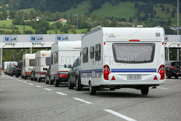 Sterzing  Italien  PKW mit Wohnwagen an der Mautstelle