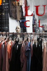 New York City  USA  Kleiderstaender im Schaufenster eines Kleidungsgeschaefts