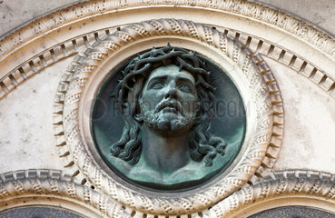 Berlin  Deutschland  ein Relief mit dem Gesicht Jesu auf dem Friedhof am Suedstern