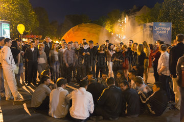 Lemberg  Ukraine  Jugendliche bei einem Stadtfest am Prospekt Svobody