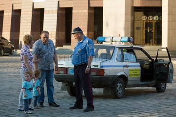Lemberg  Polen  Verkehrspolizist bei einem Schnack mit einem Bekannten und seiner Familie