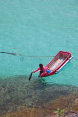 Koh Lanta  Thailand  ein Fischer mit seinem Boot vor Koh Lanta