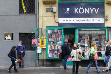 Budapest  Ungarn  Passanten vor einem Buchladen