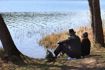 Liepnitzsee  Deutschland  ein Paar sitzt am Ufer des Liepnitzsees