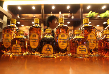 Tokio  Japan  Flaschen mit Suntory Whisky