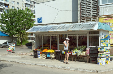 Lemberg  Ukraine  Obst- und Gemuesestand in Stadtteil mit Hochhaussiedlungen