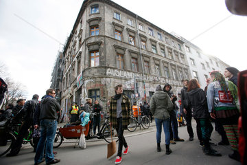 Berlin  Deutschland  Demonstranten protestieren gegen die Zwangsraeumung des Hauses Linienstrasse 206