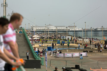Brighton  Grossbritannien  Ausblick auf Strand und hinten Brighton Pier