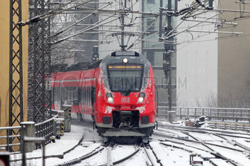 Berlin  Deutschland  Regionalzug und schneebedeckte Gleise in Berlin-Tiergarten