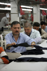 Istanbul  Tuerkei  Mitarbeiter an Naehmaschinen in einer Textilfabrik