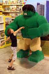New York  USA  Junge spielt mit der aus Legosteinen gebauten Comicfigur Hulk