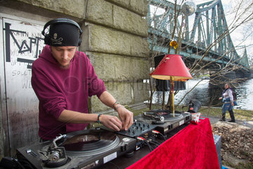 Berlin  Deutschland  ein DJ macht Musik an der Glienicker Bruecke