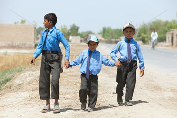 Mozazor  Pakistan  Schulkinder auf dem Heimweg