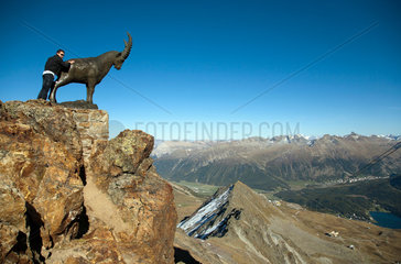St. Moritz  Schweiz  Skulptur eines Steinbocks auf dem Gipfel des Piz Nair