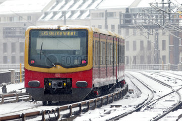 Berlin  Deutschland  S-Bahnzug und schneebedeckte Gleise in Berlin-Mitte