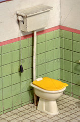 alte Toilette  Spuelkasten  Puppenstube  1956