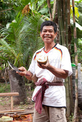 Kampong Cham  Kambodscha  ein Bauer mit Trikot der deutschen Nationalmannschaft