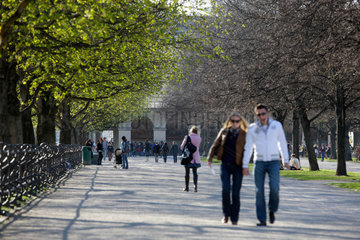 Muenchen  Deutschland  Passanten gehen im Hofgarten spazieren