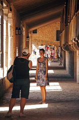 Santuari de Lluc  Mallorca  Spanien  Touristen fotografieren im Kreuzgang des Kloster Lluc