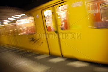 U-Bahn an einem Bahnhof in Berlin  Deutschland