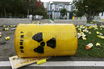 Berlin  Deutschland  symbolisch ueber den Zaun geworfene Atombehaelter vor dem Kanzleramt