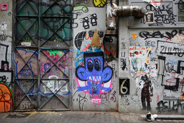 Berlin  Deutschland  bemalte und mit Graffiti ueberzogene Hauswand