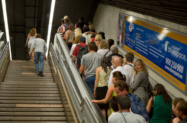 Barcelona  Spanien  Menschen auf den Treppen aus der U-Bahnstation Placa d'Espanya