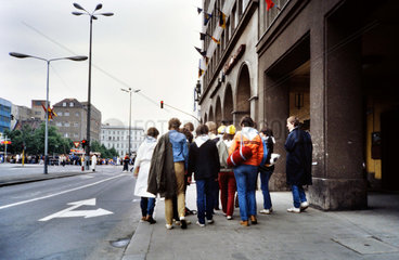 Berlin  DDR  Menschen in der Friedrichstrasse