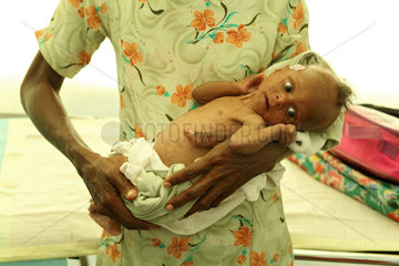 Carrefour  Haiti  ein krankes Kleinkind wird in den Armen der Grossmutter gehalten