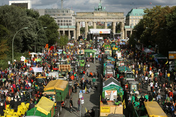 Berlin  Deutschland  Uebersicht der Anti-Atom-Demonstration am Brandenburger Tor
