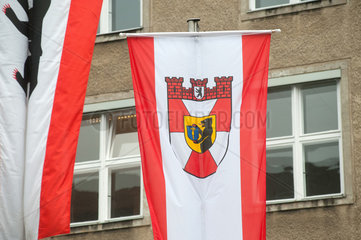 Berlin  Deutschland  Flagge mit dem Wappen des Stadtbezirks Berlin-Mitte vor dem Rathaus Tiergarten