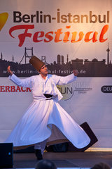 Berlin  Deutschland  derwisch Taenzer auf dem Berlin-Istanbul Festival