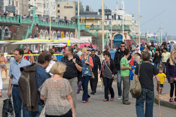 Brighton  Grossbritannien  Menschen spazieren am Strand