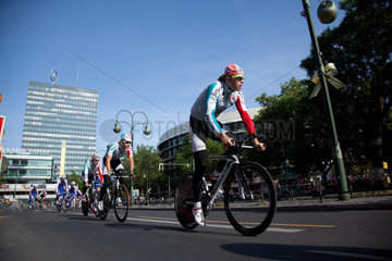 Berlin  Deutschland  Radprofis waehrend der Tour de Berlin auf der Tauentzienstrasse
