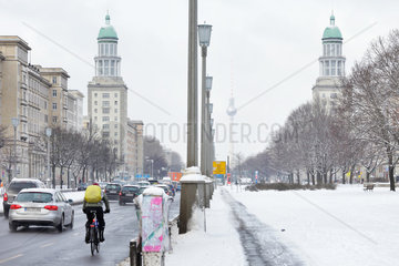 Berlin  Deutschland  Autoverkehr auf der schneebedeckten Karl-Marx-Allee