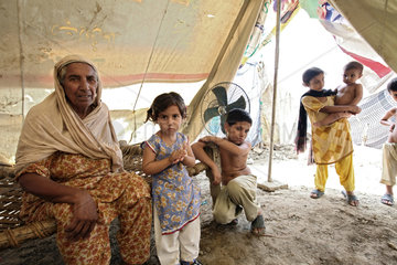 Charsadda  Pakistan  Mutter mit ihren Kindern in einem Fluechtlingslager nach der Hochwasserkatastrophe