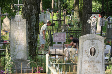Sopockin  Weissrussland  ein Grab wird auf einem ueberwiegend kathol. Friedhof neu angelegt