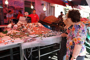Catania  Italien  Fischstand auf einem Wochenmarkt
