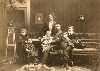 Portraet einer Grossfamilie  Muenchen  1906