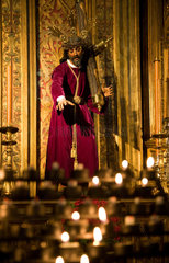 Sevilla  Spanien  Opferkerzen brennen vor Jesus mit dem Kreuz auf der Schulter