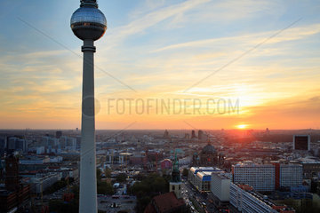 Berlin  Deutschland  der Fernsehturm und das Panorama von Berlin-Mitte