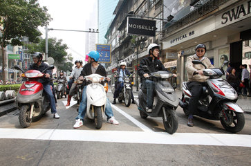 Macau  China  Motorradfahrer halten an einer Ampel