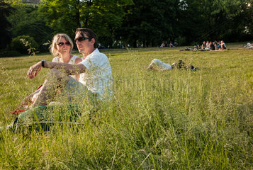 Berlin  Deutschland  Menschen auf einer Wiese im Volkspark am Weinberg