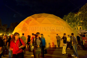 Lemberg  Ukraine  Installation in Ballform bei einem Stadtfest am Prospekt Svobody