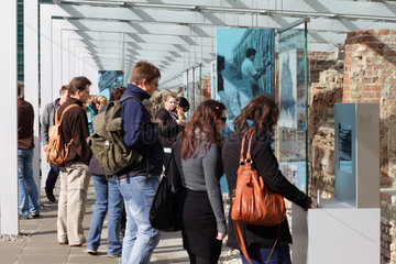 Berlin  Deutschland  Besucher im Dokumentationszentrum Topographie des Terrors