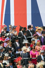 Ascot  Grossbritannien  elegant gekleidete Menschen auf der Galopprennbahn